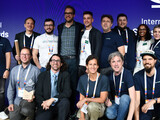 Group photo with Dries Buytaert: drunomics wins International Splash Award in the category Apps & Tools for the project mossbo.