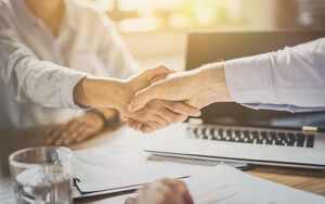 © iStock.com/scyther5
Quelle: iStock.com/scyther5 Marketing Image: shaking hands