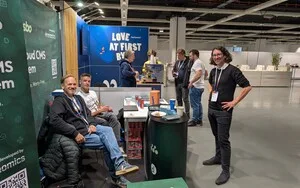 © drunomics GmbH
Quelle: Photographer: Wolfgang Ziegler drunomics booth at DrupalCon Vienna