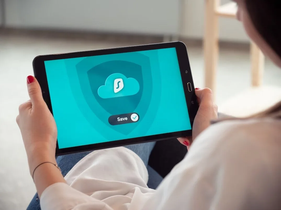 Tablet mit einer Bestätigungsmeldung zur Sicherheit