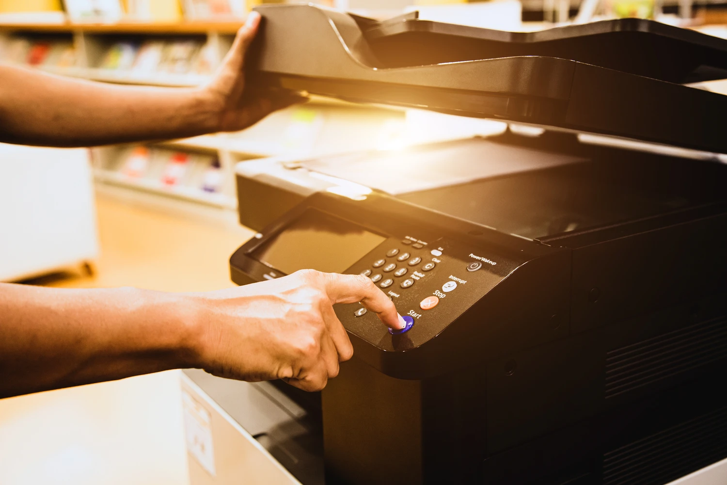 © iStock.com Standard License / https://www.istockphoto.com/de/help/licenses
Source: iStock.com/Eakrin Rasadonyindee Close-up of a hand pressing the copy button on an office photocopier